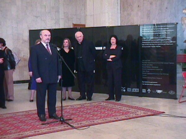 Valentin A. Rodoniov, Directeur général du musée Trétiakov,

Pierre Soulages,
Nina Divova, responsable des expositions au Musée Trétiakov