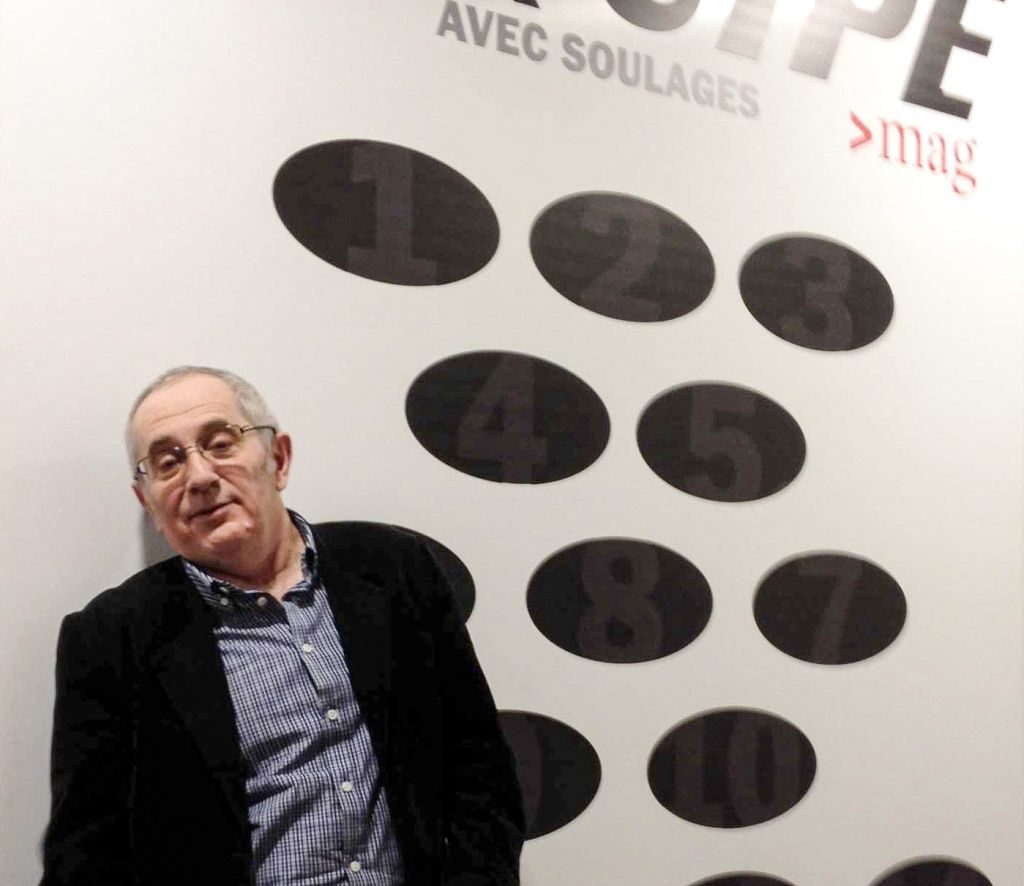 photo Oli devant la couv de l'equipe mag