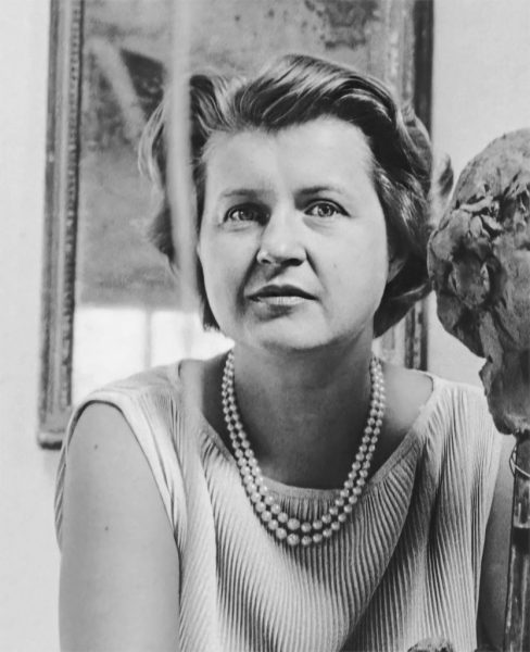 Alice Pauli photographiée dans l’atelier d’un sculpteur, vers 1955 (détail) © Droits réservés 