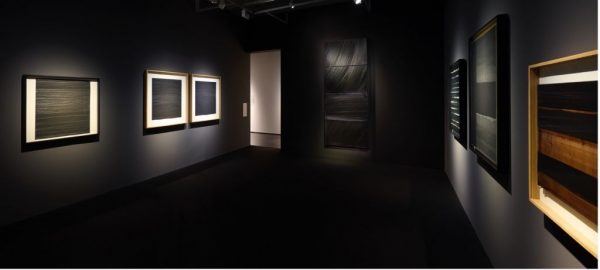  Vue d’exposition « Matière noire. Pierre Soulages », photo : Staatliche Kunsthalle Karlsruhe.